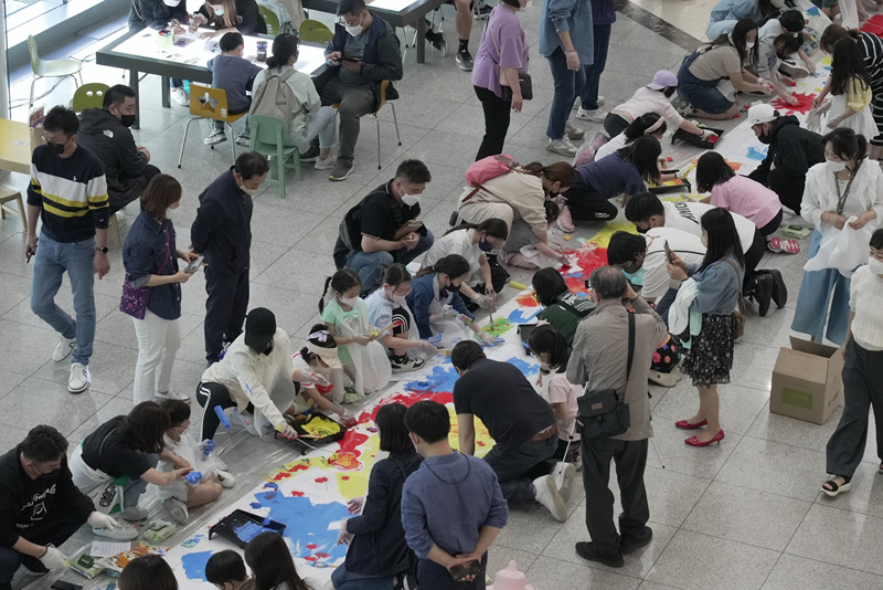 한국만화박물관 어린이날 100주년 기념행사, 우크라 평화기원 대형 현수막 그리기
